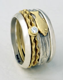'Stacking Ring' with Damsel fish in 18K gold with small diamond